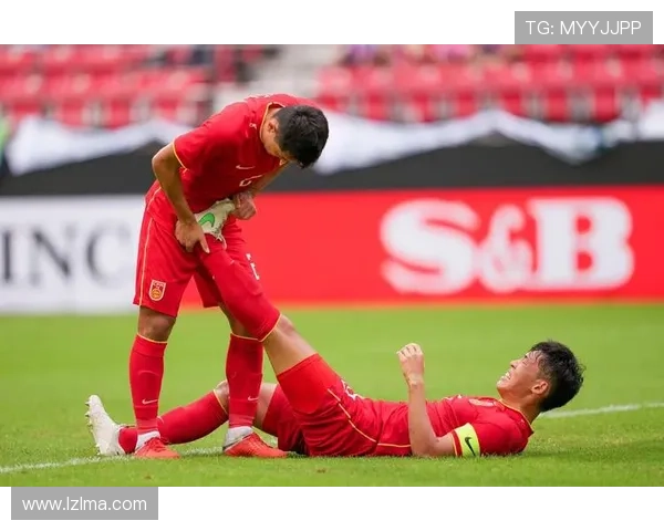 香港足球明星队荣获殊荣领奖盛况精彩瞬间回顾